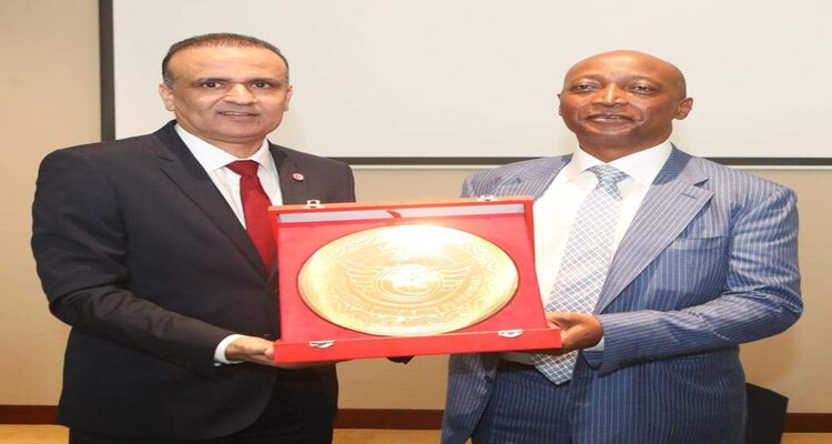 رئيس الـ"كاف" يزور مقر إقامة المنتخب الوطني